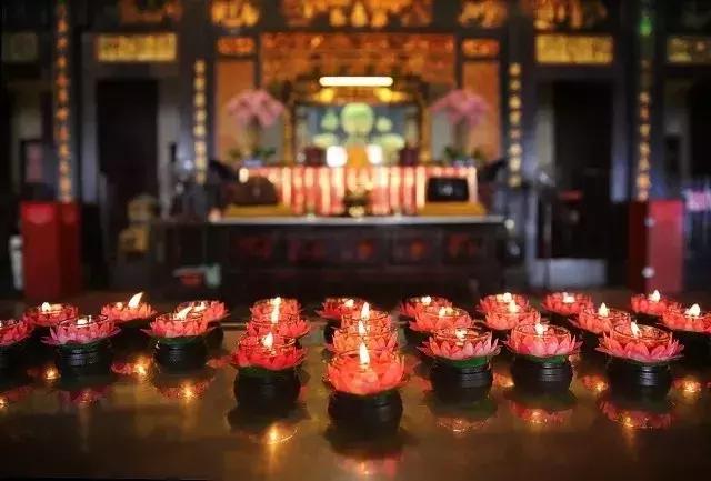 人活著：不累，是木頭；不痛，是磚頭；不苦，是石頭