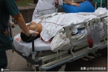 32歲男子，滴酒不沾，突發腦出血離世，醫生直言：妻子是&amp;quot;禍根&amp;quot;