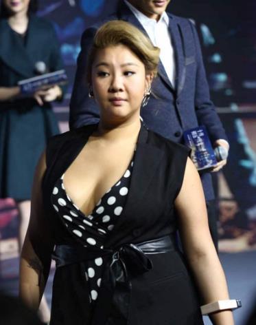 鄭少秋女兒近100公斤，宣稱不再減肥！沒想到此前一張「超瘦美照」竟讓無數男人心動