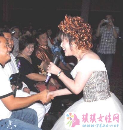 歌壇巨星「龍飄飄」在最紅時不顧一切「遠嫁到新加坡」，原來消失24年的她過著「這樣的生活」！