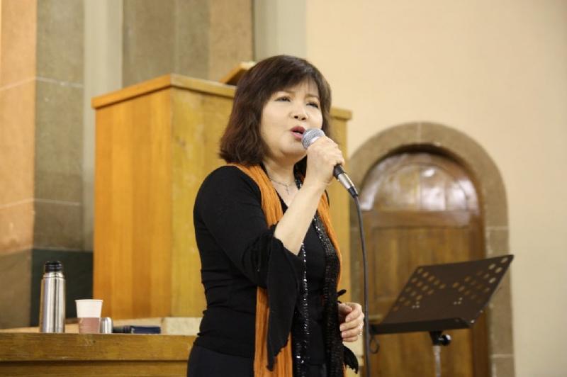歌壇巨星「龍飄飄」在最紅時不顧一切「遠嫁到新加坡」，原來消失24年的她過著「這樣的生活」！