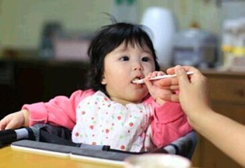 6個月女娃吃米糊中毒？因加了「汁」，很多父母都喜歡這樣喂娃