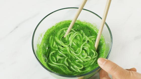 1把麵條，1個蛋，天熱這樣吃最開胃！寶寶一口氣吃完了一整盤