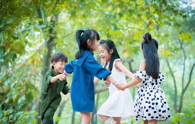 孩子的「社交敏感期」到了，家長應該緊抓敏感期，教會孩子分享