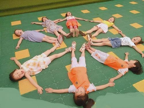 孩子的「社交敏感期」到了，家長應該緊抓敏感期，教會孩子分享