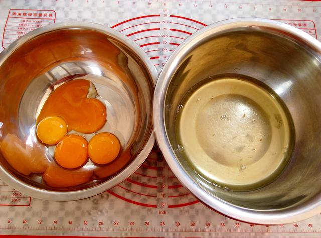 西點師：做蛋糕先加麵粉還是雞蛋？這步做錯了，難怪蛋糕不細膩