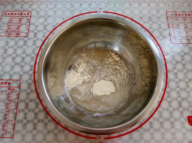 西點師：做蛋糕先加麵粉還是雞蛋？這步做錯了，難怪蛋糕不細膩