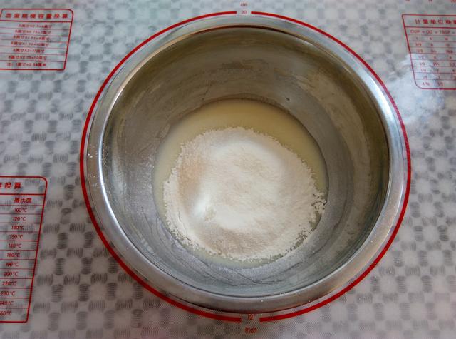 西點師：做蛋糕先加麵粉還是雞蛋？這步做錯了，難怪蛋糕不細膩