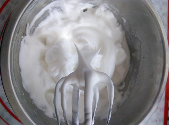 西點師：做蛋糕先加麵粉還是雞蛋？這步做錯了，難怪蛋糕不細膩