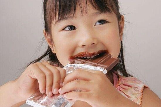 長大後個矮智力低的娃，小時候都被家長喂過4類食物，家長別坑娃
