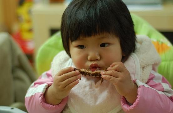 長大後個矮智力低的娃，小時候都被家長喂過4類食物，家長別坑娃