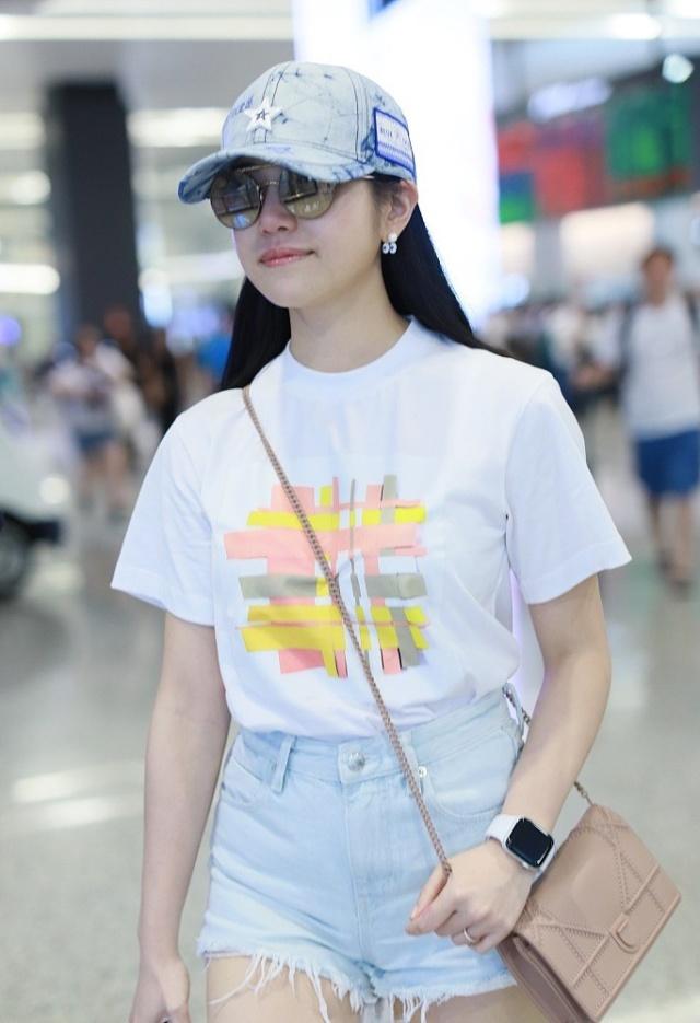 36歲陳妍希真夠拼，穿XS碼超短褲卻勒出「大象腿」，這身材好搶鏡！