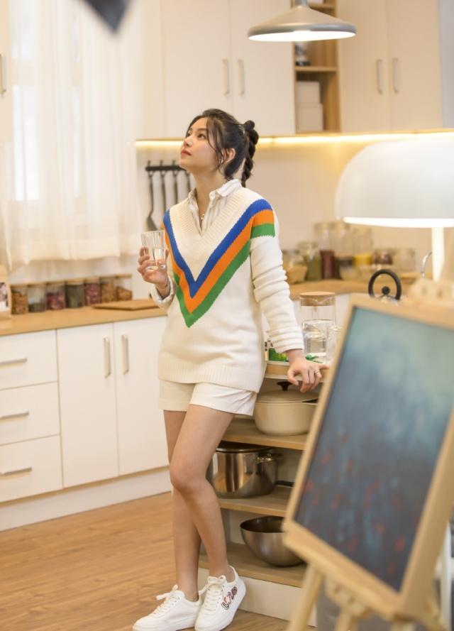 36歲陳妍希真夠拼，穿XS碼超短褲卻勒出「大象腿」，這身材好搶鏡！
