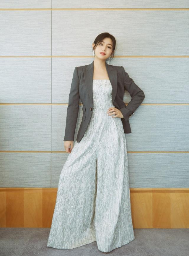 36歲陳妍希真夠拼，穿XS碼超短褲卻勒出「大象腿」，這身材好搶鏡！