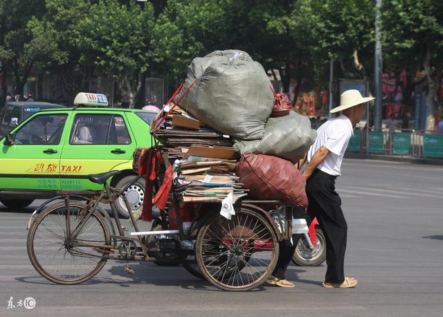 開豪車撞倒拾荒老人，丟下一句活該直接就走，卻被軍區首長找上門