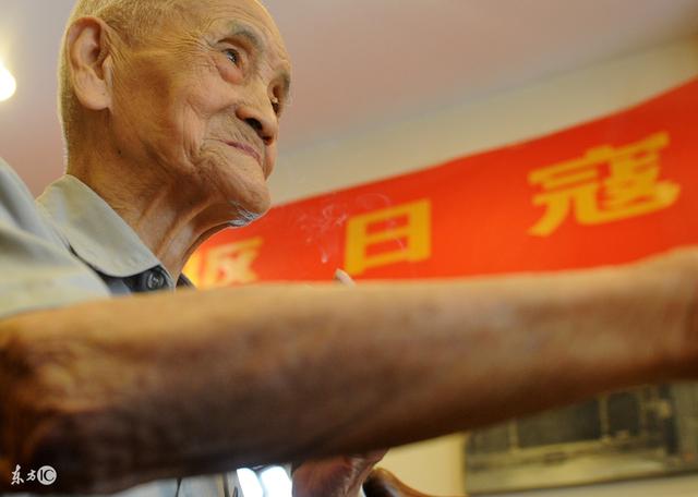 開豪車撞倒拾荒老人，丟下一句活該直接就走，卻被軍區首長找上門