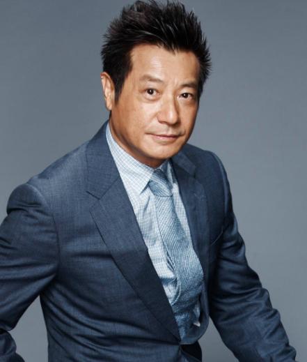 「與妻相伴48年恩愛如初」至今上街仍十指緊扣　「子承父業嫁主播」今68歲魅力不減