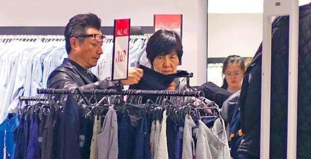 「與妻相伴48年恩愛如初」至今上街仍十指緊扣　「子承父業嫁主播」今68歲魅力不減