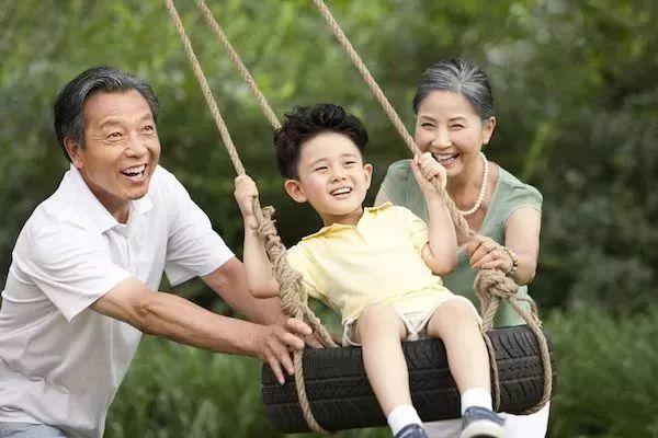 老人帶娃常說這8句話，不是哄孩子而是毀孩子