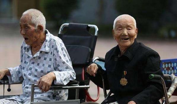 79歲拾荒老人撿到3萬「失主卻硬說少2萬」，老人無奈「掀起上衣」失主羞愧難當：做人，一定要有良心