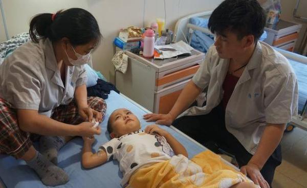 兒童專家：一半家長都不知道的事，經常摸摸這3處，娃腦部發育快