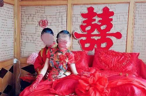 結婚三年從未見公婆，偷去老公家，看到屋裡的人，我哭得喘不上氣來