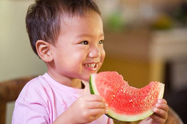 孩子什麼時候適合「大人飯」？越早越好？很多爸媽弄錯了，別粗心