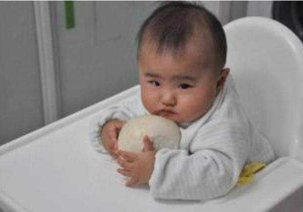 孩子什麼時候適合「大人飯」？越早越好？很多爸媽弄錯了，別粗心