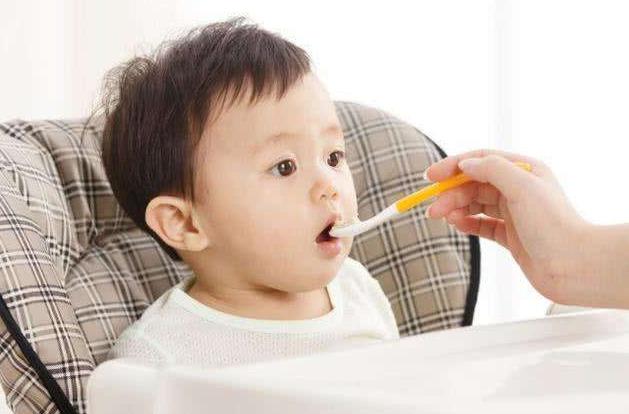 孩子什麼時候適合「大人飯」？越早越好？很多爸媽弄錯了，別粗心