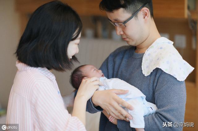 寶寶睡覺總是蹬腿、憋勁、唧哼，有7個原因，附應對方法