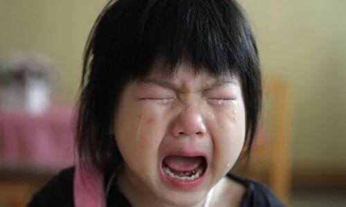 我的孩子在家霸道如虎，出門卻膽小如鼠，該怎麼辦？