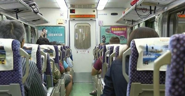 一位老阿伯問少女「為什麼不找位子坐？」少女笑著說不用，沒想到當她「彎下腰」後所有人都被震撼了