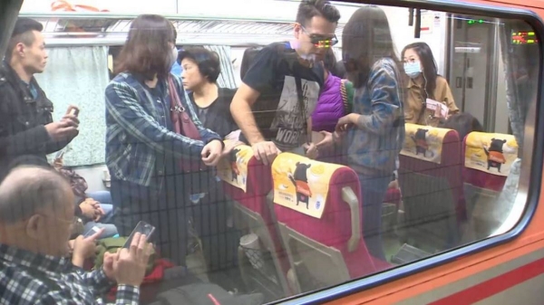 一位老阿伯問少女「為什麼不找位子坐？」少女笑著說不用，沒想到當她「彎下腰」後所有人都被震撼了