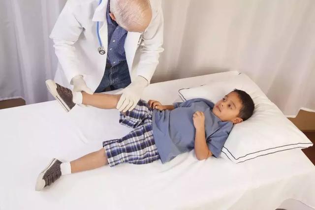 孩子沒病，卻總喊腿疼、肚子疼，是裝的嗎？出現這幾種情況要謹慎
