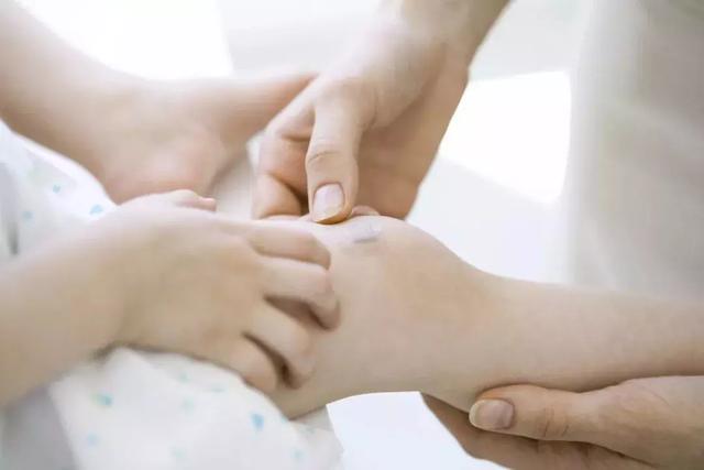 孩子沒病，卻總喊腿疼、肚子疼，是裝的嗎？出現這幾種情況要謹慎