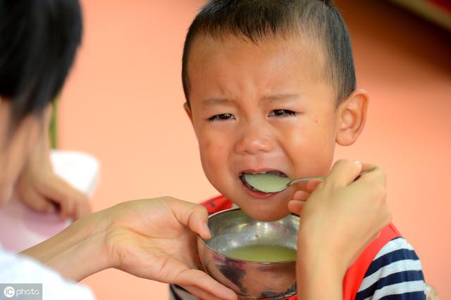 秋季開學滿3歲的孩子，自己還不會做這四件事，建議家長延遲入園