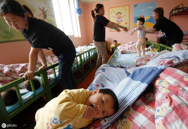 秋季開學滿3歲的孩子，自己還不會做這四件事，建議家長延遲入園
