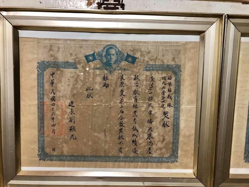 孫女替爺爺找海軍陸戰隊的同梯，希望可以讓老人家開心，同梯還沒有消息，卻意外遇到一堆徵孫女婿的！