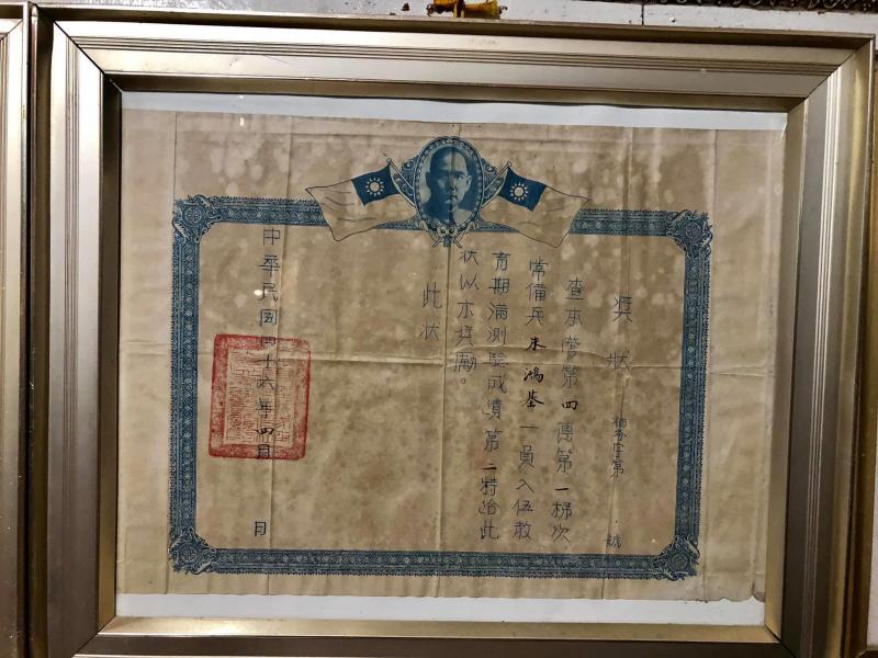 孫女替爺爺找海軍陸戰隊的同梯，希望可以讓老人家開心，同梯還沒有消息，卻意外遇到一堆徵孫女婿的！