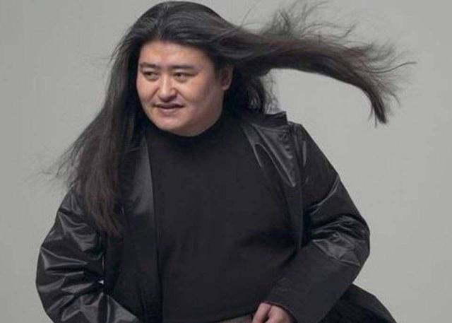 朱一龍長發顯溫柔，易烊千璽長發太撩人，吳亦凡卻撞臉高曉松？