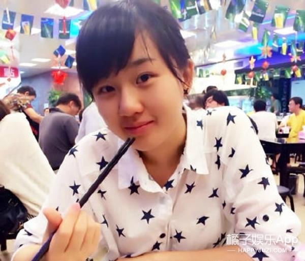 她也比小時候好看太多了吧？