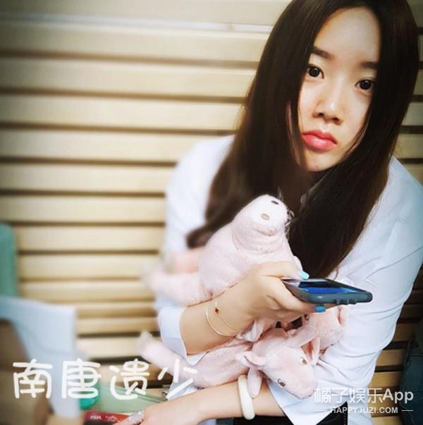她也比小時候好看太多了吧？