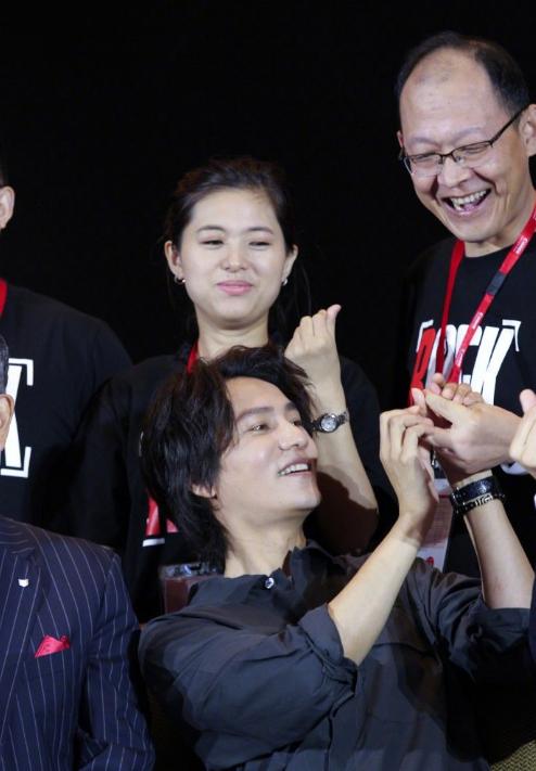 陳坤「手把手」教前輩比心，一副熱心腸的樣子太逗了，確實18歲
