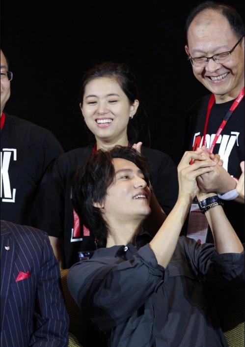 陳坤「手把手」教前輩比心，一副熱心腸的樣子太逗了，確實18歲