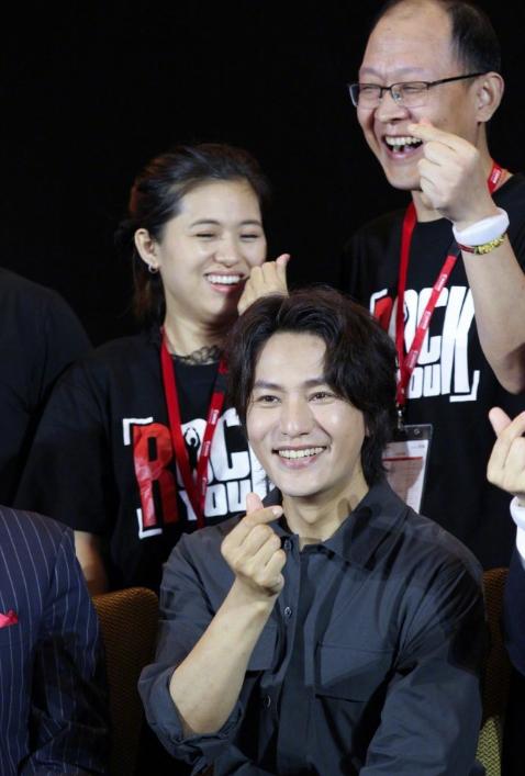 陳坤「手把手」教前輩比心，一副熱心腸的樣子太逗了，確實18歲