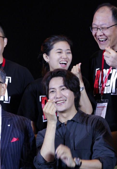陳坤「手把手」教前輩比心，一副熱心腸的樣子太逗了，確實18歲