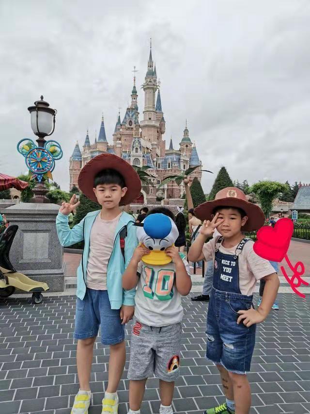 胡可一家近照曝光，胡可神情憔悴，皮膚鬆弛，網友：兩個孩子不好帶