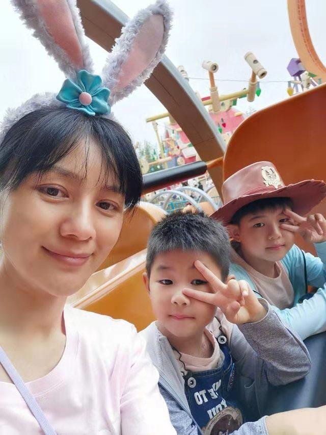 胡可一家近照曝光，胡可神情憔悴，皮膚鬆弛，網友：兩個孩子不好帶