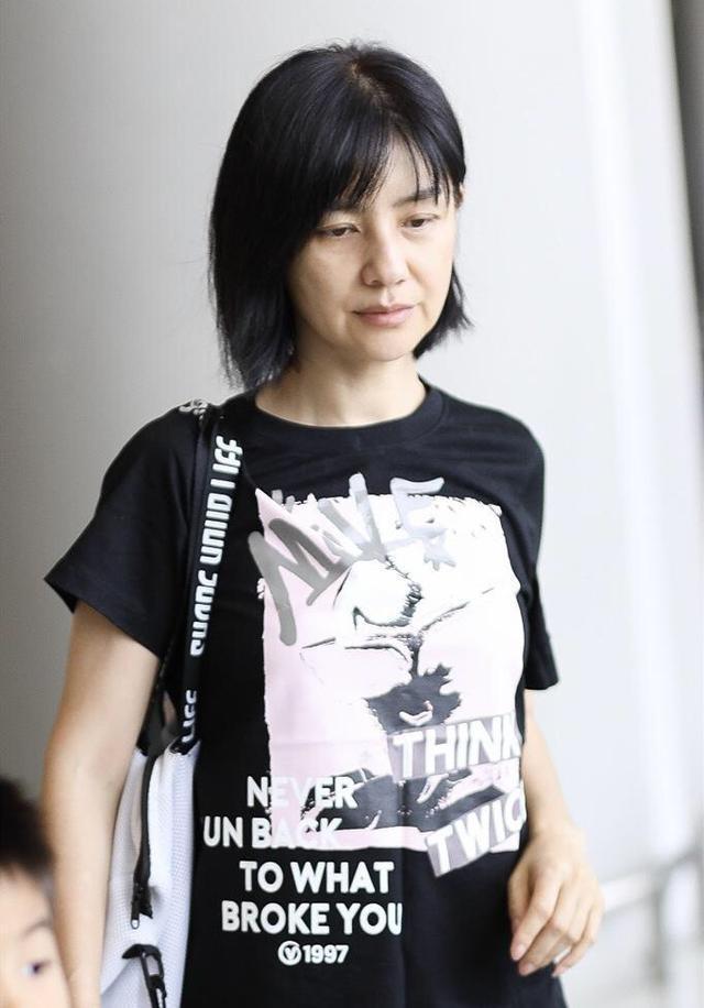 胡可一家近照曝光，胡可神情憔悴，皮膚鬆弛，網友：兩個孩子不好帶