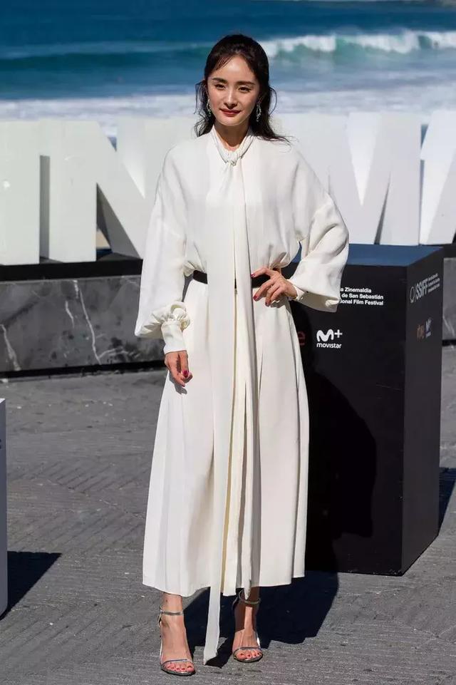 胡杏兒趙麗穎產子，明星辣媽產後修「腹」都靠會穿衣